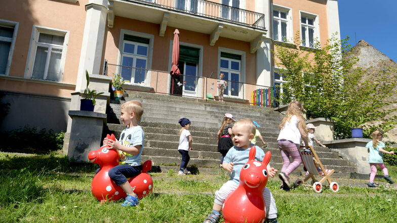 Noch spielen die Kinder fröhlich im Ottenhainer „Kinderschloss Tausendfuß“. Bald wird es geschlossen.