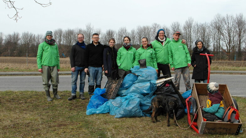 Am vergangenen Wochenende hat die Zittauer Greenpeace-Ortsgruppe säckeweise Müll vom Neißeufer entfernt.