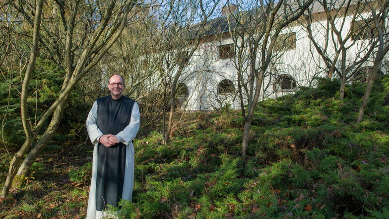 Zisterziensermönch Pater Simeon Wester steht vor dem Gebäude des verlassenen Forsthauses Treppeln, wo das neue Kloster entstehen soll.