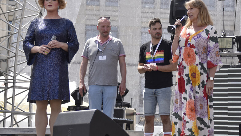 Ronald Zenker (im grauen Shirt) bei der Eröffnung des Christopher Street Day (CSD) am vergangenen Wochenende in Dresden. Mit dabei auch Sachsens Integrationsministerin Petra Köpping (rechts), deren Ministerium den CSD-Verein seit Jahren unterstützt. 