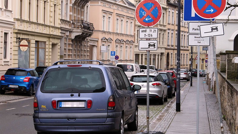 Autos im Halteverbot in der Jakobstraße in Görlitz. Etliche Tage zuvor hatten bereits mehrere Schilder auf das zeitlich begrenzte Verbot hingewiesen.