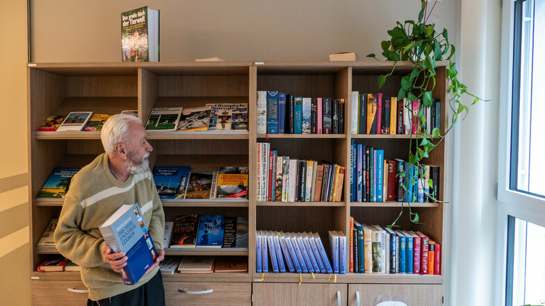 Rege genutzt wird von den Bewohnern die kleine Bibliothek, die direkt ans Foyer angrenzt. Karlheinz Oehme gehört zu den Stammgästen. Er ist fast täglich dort, um zu lesen.