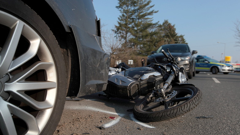 Bei diesem Unfall wurde der 16-jährige Roller-Fahrer verletzt.