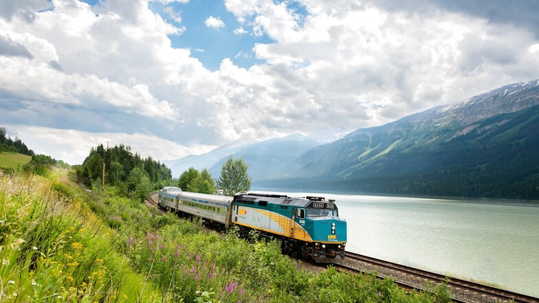 Kanadas atemberaubende Landschaft im Zug erleben, bedeutet stressfreies Reisen und Kanadas wilde Natur bequem vom Sitz aus an sich vorbeiziehen lassen. Genießen Sie ein unvergessliches Abenteuer mit dem legendären Zug von Toronto nach Vancouver.