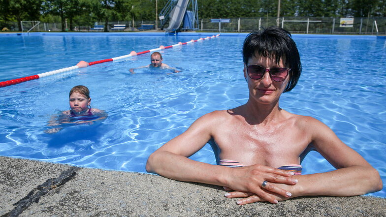 Sie wagten sich bei etwa 18 Grad Wassertemperatur ins Becken des Freibades in Bischheim: Karin Wagner (vorn) sowie Kimberly und Wolfgang Heyn.