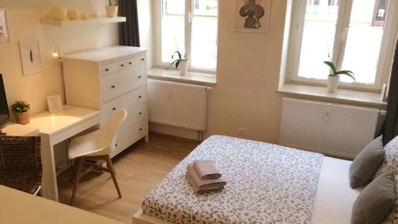 Dieses Zimmer samt Bett können Dresden-Besucher zum Beispiel bei Airbnb buchen.