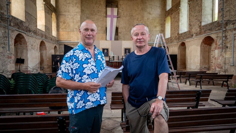 Andreas Kuznick (l.) und Andreas Pannach stehen am Sonnabend auf der Bühne in der Mochauer Sommerkirche, um ihr Stück „Zwei Genies am Rande des Wahnsinns & Dinner for One“ aufzuführen.