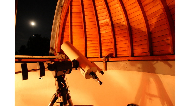 Bei klarer Sicht kann man den Nachthimmel per Teleskop in der Graupaer Sternwarte beobachten.
