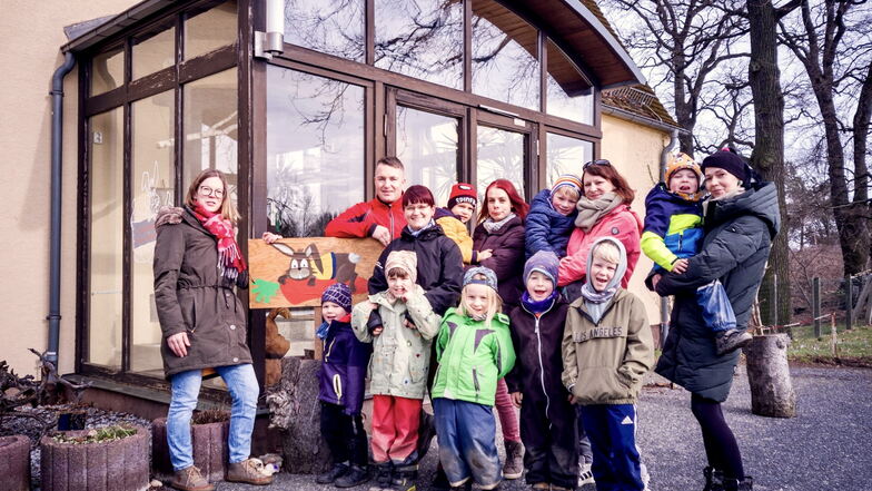 Patricia Teske (l.) und ihre Mitstreiter von der Elterninitiative der Kita Am Hasenberg in Kamenz-Wiesa wollen diese kleine naturnahe Einrichtung für ihre Kinder erhalten. Sie wehren sich dagegen, dass sie möglicherweise geschlossen werden soll.