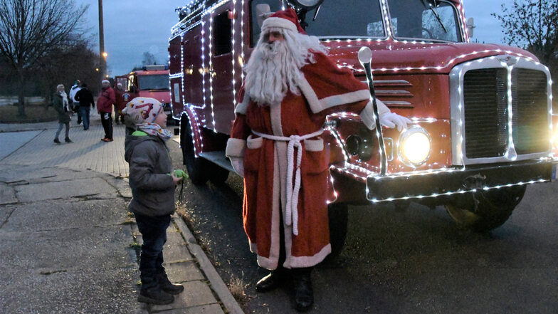 Im Vorjahres-Lockdown fuhren die historischen Feuerwehrautos samt Weihnachtsmann erstmals durch Weißwasser und die Umlandgemeinden.