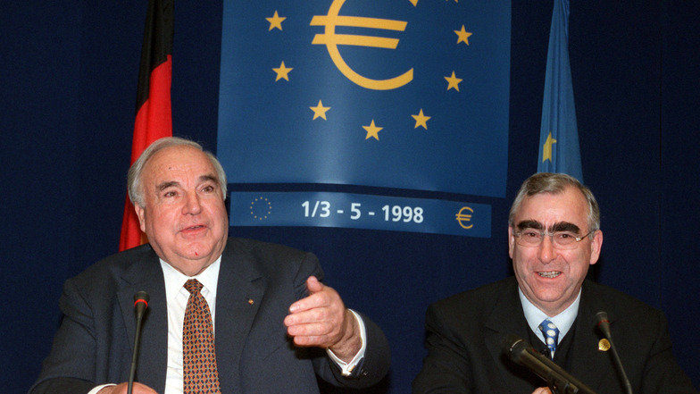Der damalige Bundeskanzler Helmut Kohl (l) und Ex-Bundesfinanzminister Theo Waigel (r) 1998 in Brüssel bei einer Pressekonferenz.
