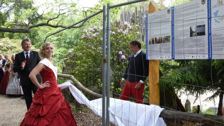 Die Kromlauer Blütenkönigin Stefanie Engler enthüllte als eine ihrer letzten Amtshandlungen am Sonnabendnachmittag die Bautafel an der Rakotzbrücke.