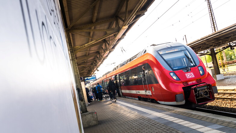 Wird der Regionalexpress über Riesa bald aus Richtung Dresden doch noch durch eine S-Bahn ergänzt? Der VVO hat die S5 über Coswig und Cossebaude erneut eine Ausschreibung aufgenommen.