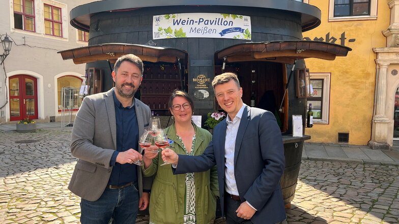 Der Wein-Pavillon auf dem Meißner Markt ist wieder geöffnet (v.l.): Stadtmarketing-Chef Christian Friedel, Winzerin Katharina Schuh und Bürgermeister Markus Renner stoßen darauf an.