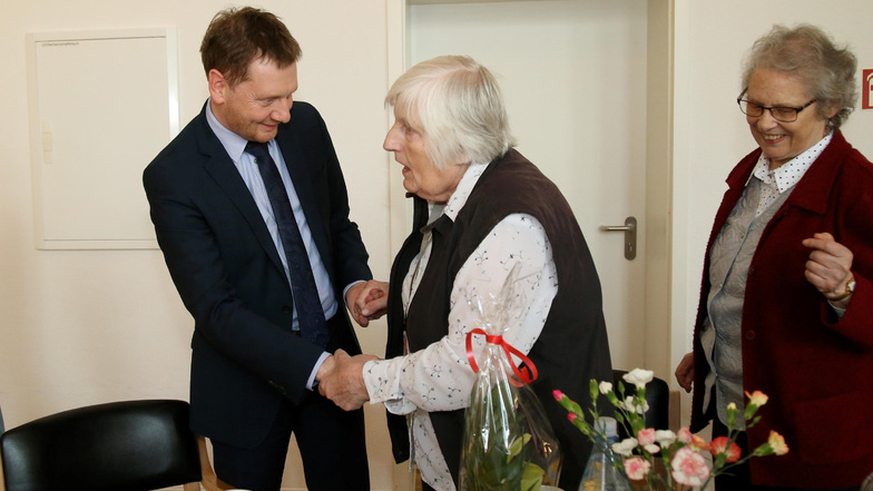 Michael Kretschmer trifft seine einstige Klassenleiterin Irmgard Schubert im Carolinum, einem Betreuten Wohnen in Rauschwalde. Rechts steht deren Freundin Ingeborg Rehn.