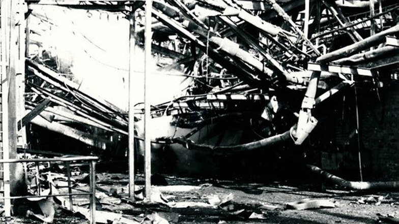 Das Ministerium für Staatssicherheit beschriftete dieses Foto vom 23. Februar 1982 aus seinem Bildbericht zum Unglück am Tag zuvor mit den Worten: „Detailaufnahme zum Ausmaß der Zerstörungen im Bereich des Stranges 4 der Rectisolanlage“.