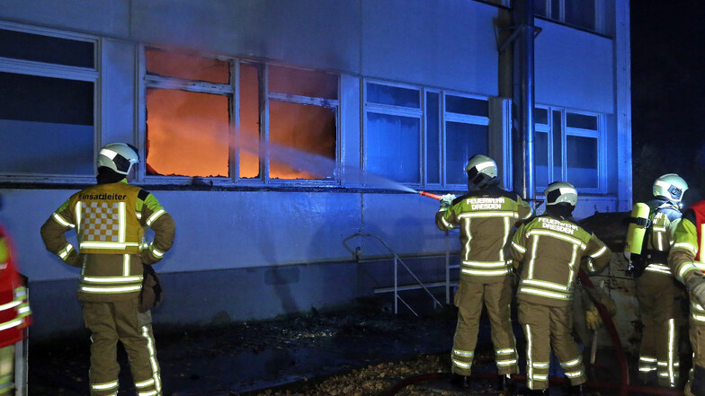 Die Feuerwehr hatte mehrer Stunden zu tun, um den Brand in Cossebaude zu löschen.