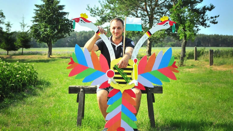 Mirko Fiedler (35) hat in Blochwitz den Bau der Vögel fürs Vogelschießen übernommen. Die Saison geht bis in den September.