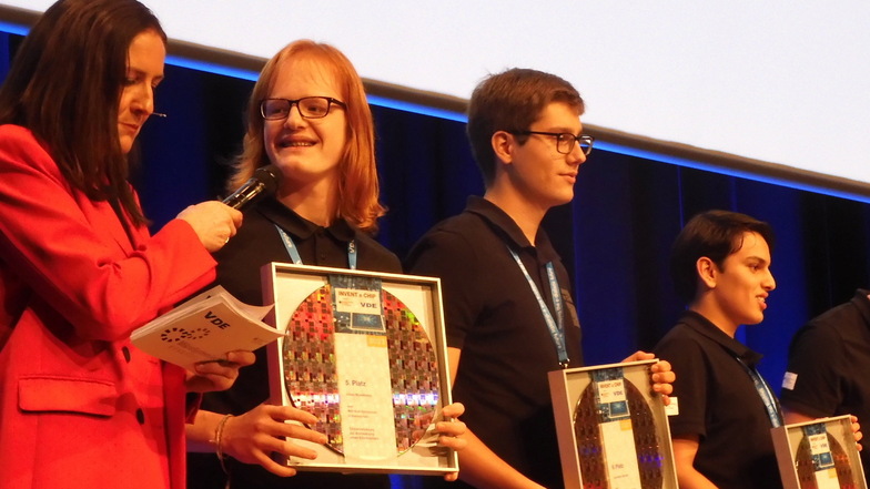 Beim Mikrosystemtechnik-Kongress wurden Siliziumscheiben von Globalfoundries Dresden als Preise in einem Schülerwettbewerb vergeben.