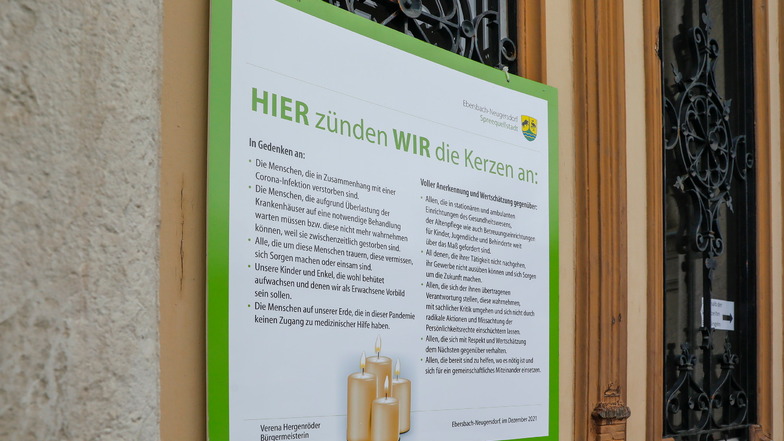 Mit diesem Schild an der Rathaus-Tür von Ebersbach-Neugersdorf wehrt sich die Stadt gegen Plakate von Kritikern der Corona-Maßnahmen und -Leugner.