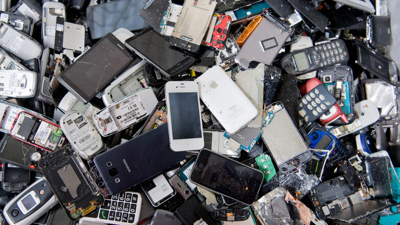 Aus alten Handys und Smartphones lassen sich massenhaft wertvolle Rohstoffe gewinnen.