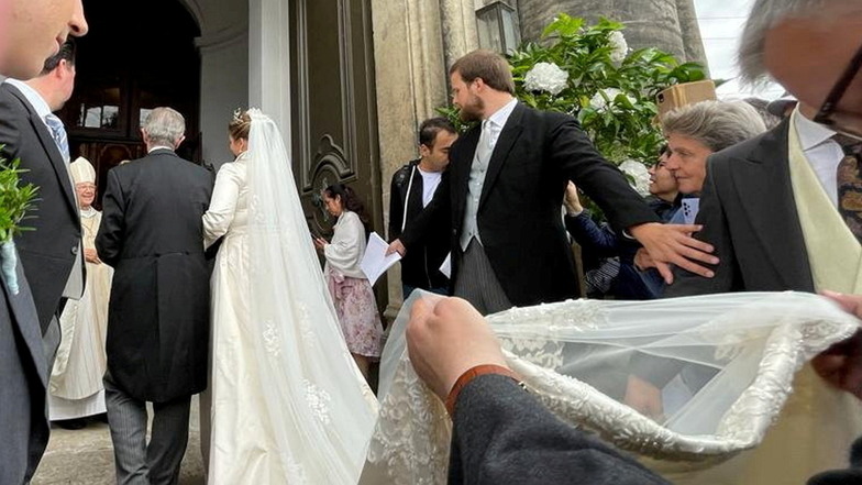 Die Braut wird in die Kirche geführt.