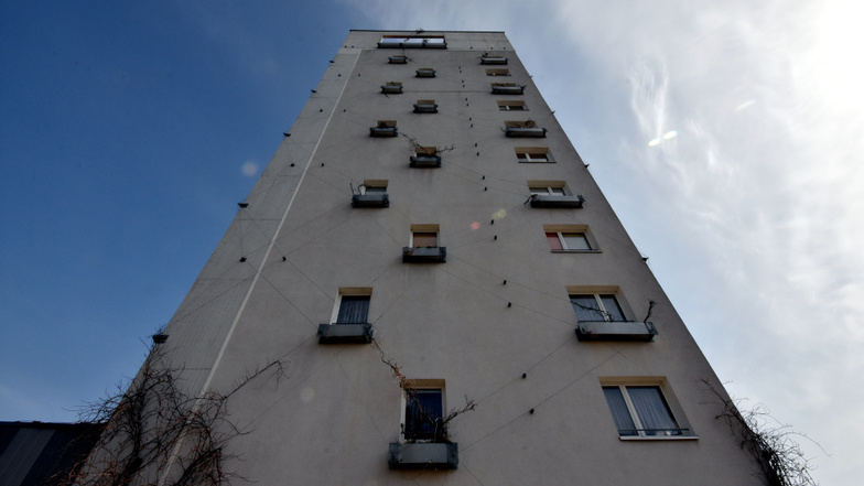 In diesem Anbau des Lausitz-Towers befindet sich der Fahrstuhl, der auf jeder Etage hält, wenn er denn funktioniert.