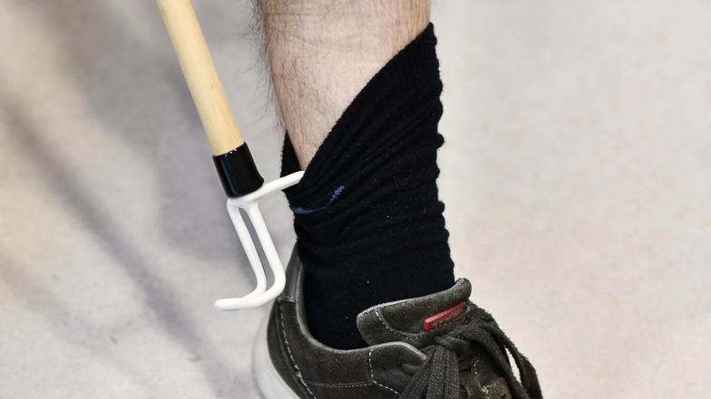 Hilft auch beim Zurechtziehen der Socken: ein Anziehstab mit Haken am Ende. 