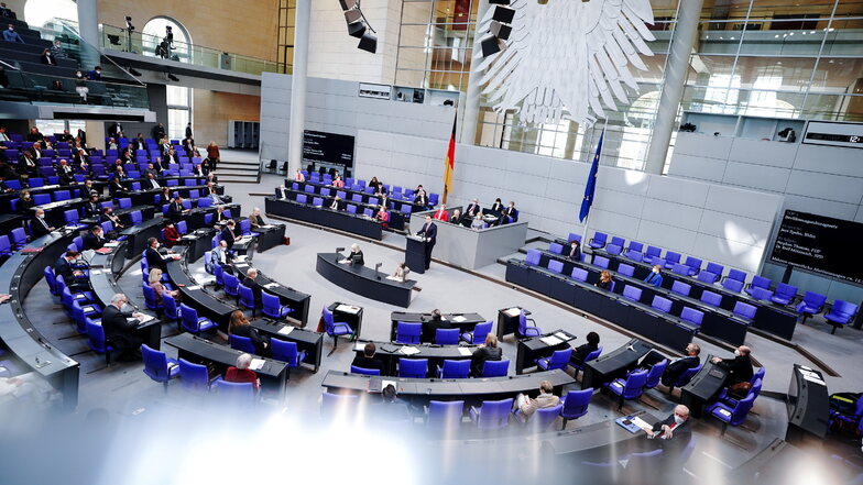 Jens Spahn (CDU), Bundesminister für Gesundheit, spricht bei der Sitzung des Bundestags.