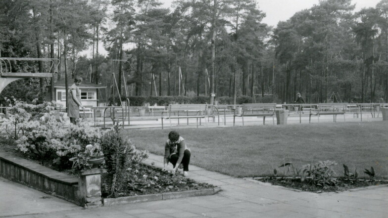 Pflegearbeiten in den Grünanlagen des Nieskyer Waldbades, aufgenommen im Mai 1989 von Lenchen Hoffmann.