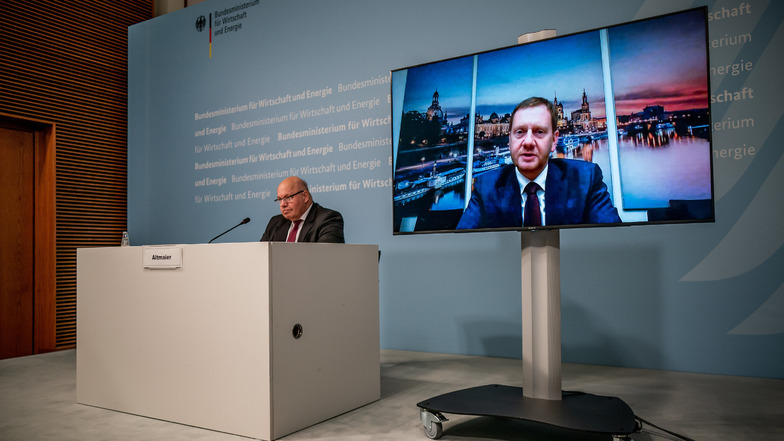 Bundeswirtschaftsminister Peter Altmaier (CDU) spricht neben dem virtuell zugeschalteten Michael Kretschmer (CDU), Ministerpräsident von Sachsen, bei der Pressekonferenz zur Eröffnung der neuen Außenstelle des Bundesamtes für Wirtschaft und Ausfuhrkontrol