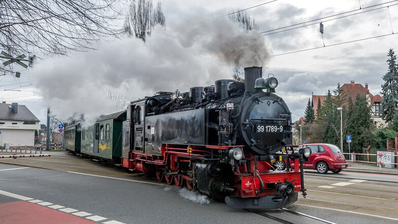 Auf das Bild eines Dampfrosses der Lößnitzgrundbahn, wie dieses die Meißner Straße in Radebeul quert, muss derzeit verzichtet werden. Um Kohle zu sparen, legt der Lößnitzdackel seit vorigem Jahr im März eine Fahrpause ein.