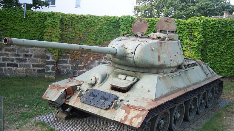 Der gut 70 Jahre alte Sowjet-Panzer T34 rostet auf dem Gelände des Militärhistorischen Museums in Dresden vor sich hin.