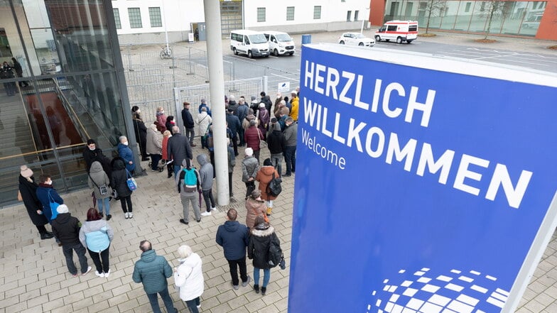 Warteschlangen wie zur Eröffnung am 1. Dezember sollten sich vorm Dresdner Impfzentrum nicht mehr bilden, denn es werden nun Termine vergeben. Das wissen wohl aber nicht alle Impfwilligen.