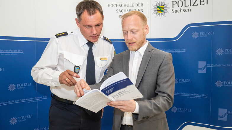 Mirko Göhler, kommissarischer Rektor der Rothenburger Polizeihochschule, und Christoph Meißelbach, einer der Autoren der Studie, wollen die Ergebnisse in die Ausbildung der künftigen Kommissare einfließen lassen.