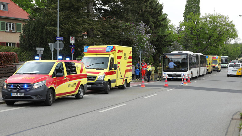 Einsatzkräfte versorgen in Dresden die bei der Vollbremsung im Bus Gestürzten.