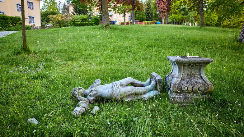 Im Mai haben Vandalen im Goethe Park in Bad Gottleuba eine Statue vom Sockel gestürzt. Dabei ging die Figur teilweise kaputt.