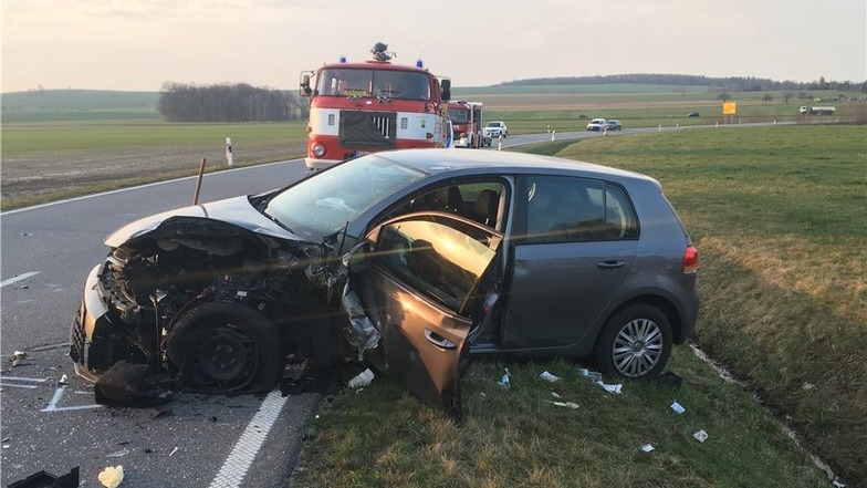 Die beiden Fahrer der Unfallwagen wurden schwer verletzt.