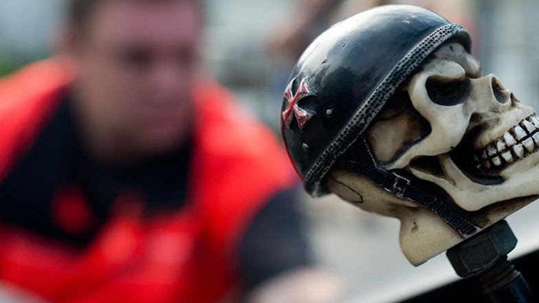 Ein kleiner Totenkopf ist der Schaltknauf an einem Motorrad eines Mitgliedes der Rockergruppe «Regionalverband Gremium Motorcycle Club (MC) Sachsen» in Cottbus (Brandenburg), welches am durch die Polizei beschlagnahmt wird.