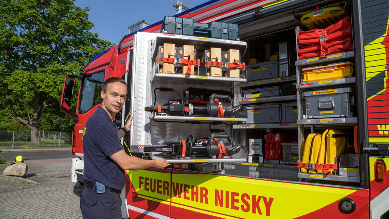 Sebastian Noll von der Nieskyer Feuerwehr zeigt das neue Fahrzeug und den zweiten Rettungssatz, dessen Werkzeuge nun akkubetrieben sind.