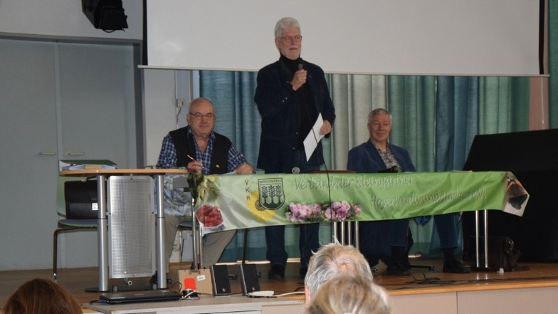 Die Jahrestagung des Verbandes Verband der Kleingärtner Hoyerswerda und Umland fand am Samstag im Beruflichen Schulzentrum statt. Im Podium saßen (von links) Karl-Heinz Wiebach (Verbandsvorsitzender), Randolf Tetzlaff (Vorstandsmitglied) und als Gast Diet