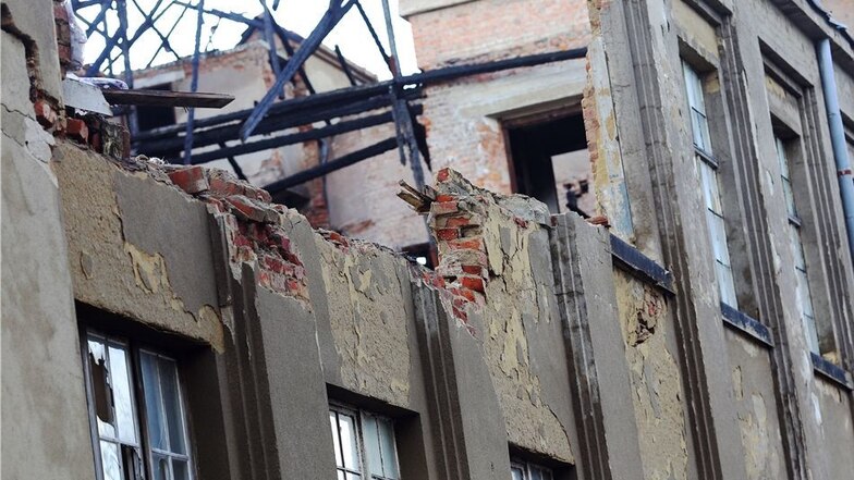 Traurige Spuren von schlimmen Brandstiftungen im einst schmucken Gebäude an der Bahnhofstraße. Der Giebel musste schon abgetragen werden.