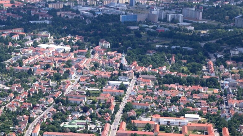 Altstadt (vorn), Neustadt (hinten) und fünf Ortsteile – das ist Hoyerswerda. Die Entwicklung der Stadt wurde jetzt im Stadtrat diskutiert.