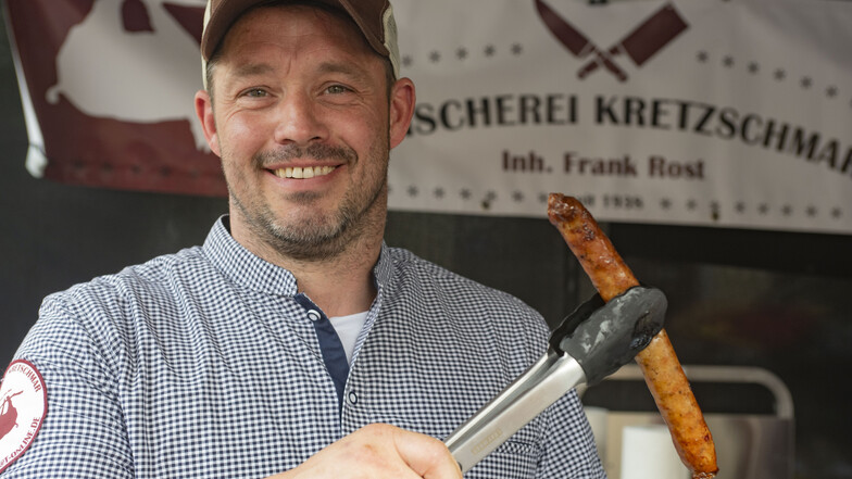 Frank Rost, Inhaber der Fleischerei Kretzschmar, präsentierte die von Gastronom Manuel Terne entwickelte neue Bratwurst.