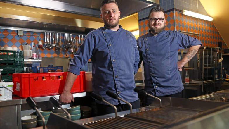 Vladimir Schuldeis (l.) und Franz Mühlberg sind die beiden neuen Chefköche im Panama Joe's. Bis Ende 2019 haben sie im Restaurant der Porzellanmanufaktur gearbeitet.