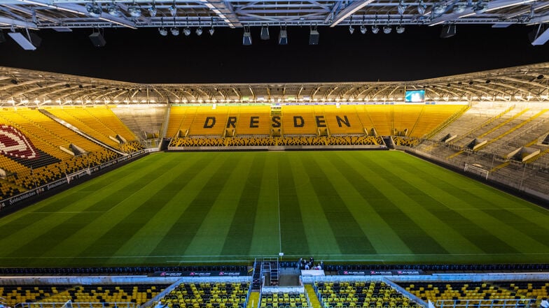 Festliche Stimmung im Rudolf-Harbig-Stadion: Feiern Sie Ihre Weihnachtsfeier am K-Block mit Glühwein, kulinarischen Köstlichkeiten und einer einzigartigen Atmosphäre.