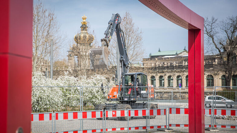 Bagger arbeiten derzeit auch gegenüber vom Zwinger. Vor dem Schauspielhaus wird die Promenade neu gestaltet.