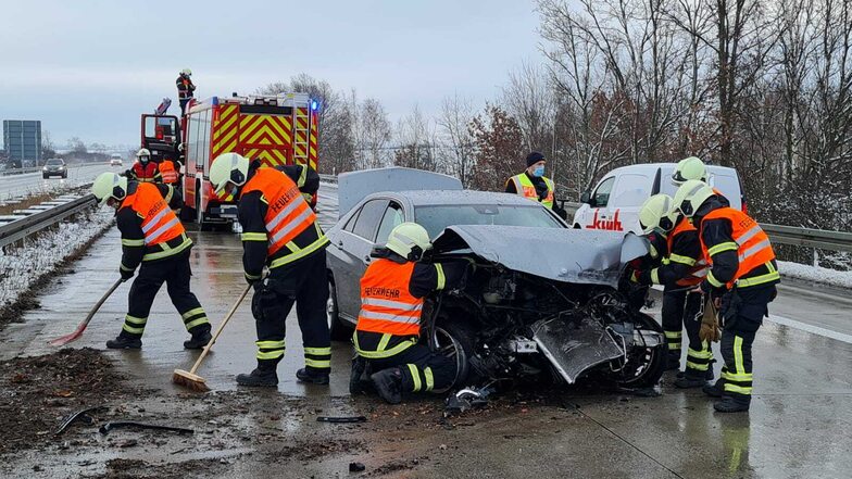 Ein Mercedes-Fahrer ist am Montagvormittag auf der A14 Richtung Dresden bei Döbeln von der Fahrbahn abgekommen und gegen eine Leitplanke geknallt.