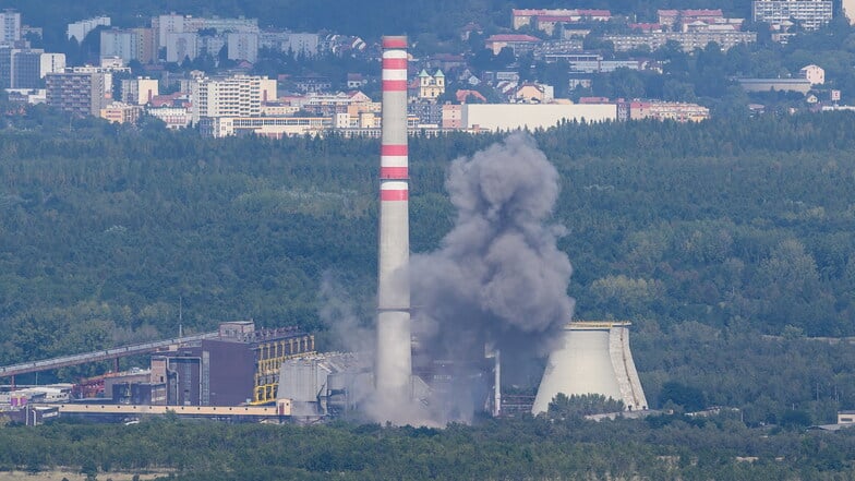 Eine Fliegerbombe wird am Chemiestandort von Orlen Unipetrol nahe Litvinov gesprengt.