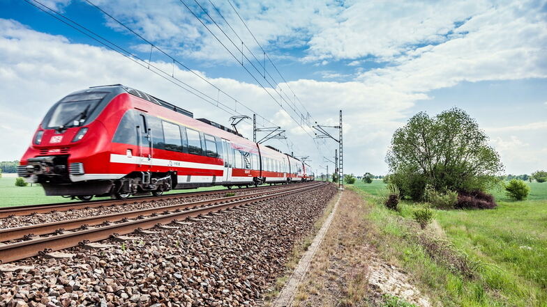 Mit den Zügen des Nahverkehrs - hier ein Foto vom Regionalexpress Dresden-Leipzig - lässt sich bald ganz Deutschland kostengünstig erkunden.
